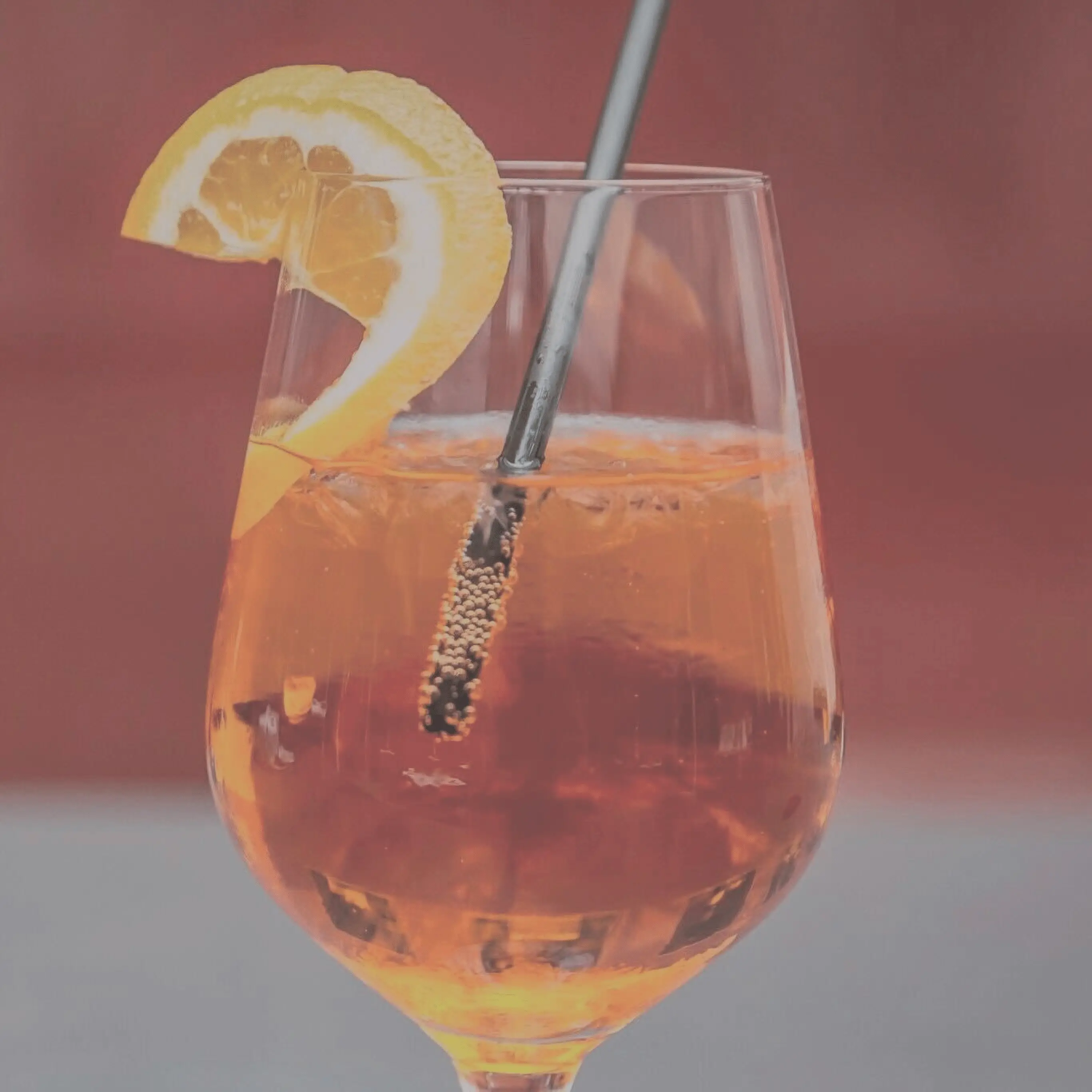 レモンが添えられているソフトドリンクの写真