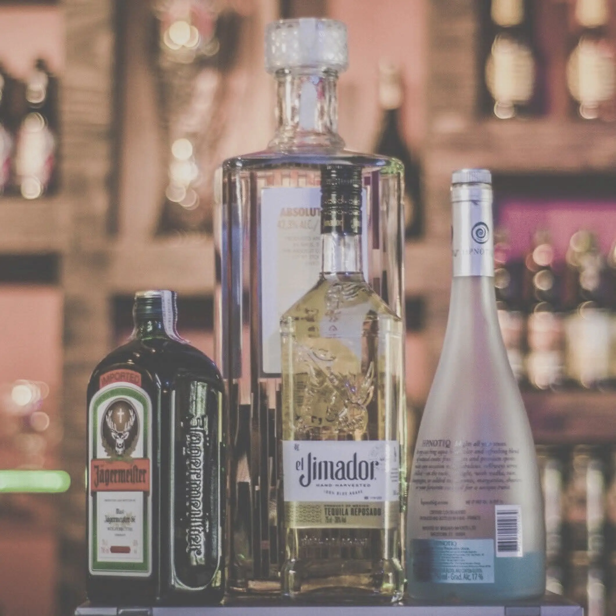 ウイスキーとリカーのボトルの写真