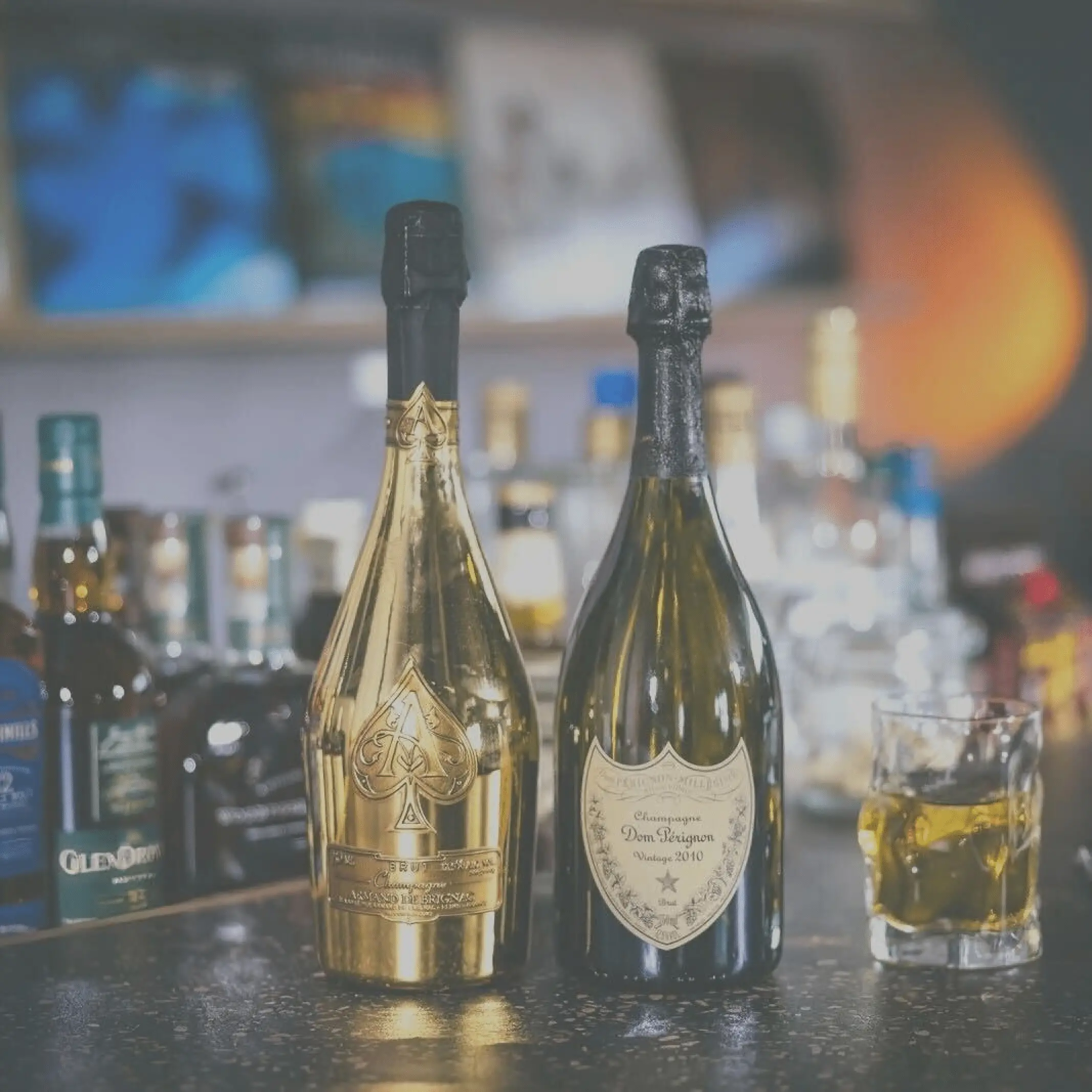 シャンパンのボトルとグラスの写真
